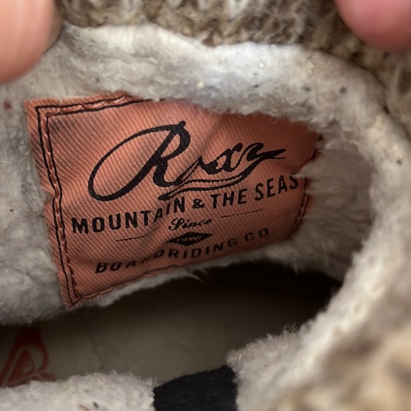 Roxy boots, woman’s size 8. Fuzzy warm lining  with 2 inch heel. - Picture 6 of 8